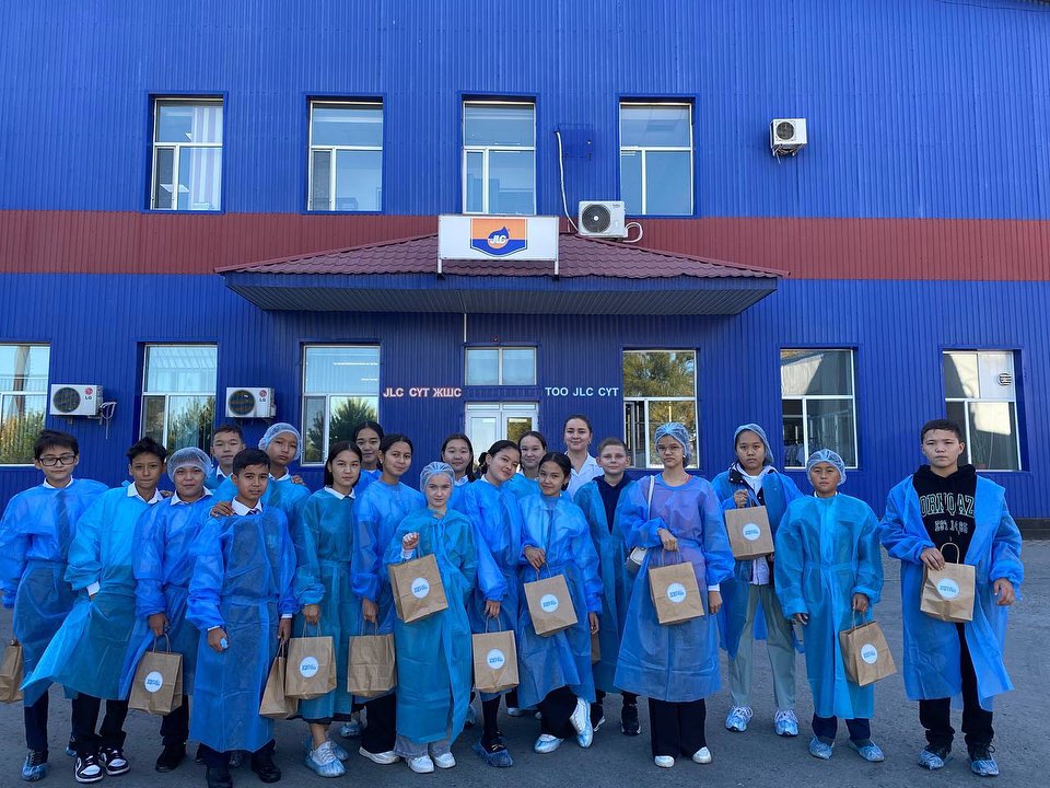 Оқушыларға "JLC-сүт" зауытына өндірістік саяхат ұйымдастырылды!